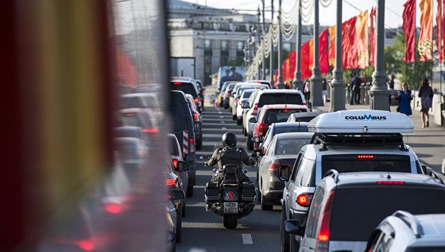 Автомобильная пробка на одной из московских дорог.