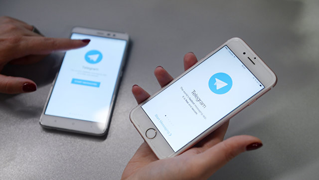 Мессенджер Telegram на экране телефона