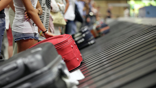 Туристы с чемоданами в аэропорту.