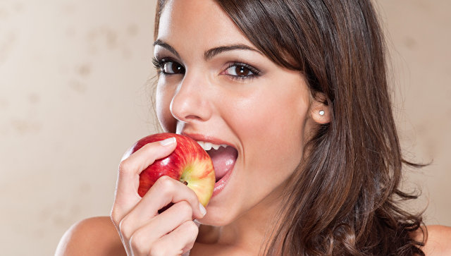 Девушка ест яблоко. Архивное фото