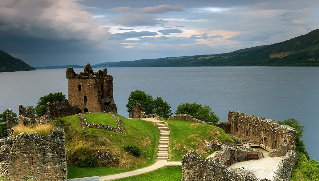 Замок Уркхарт на озере Лох-Несс в Шотландии