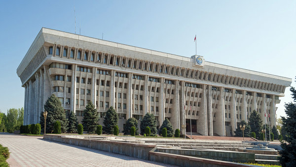 Президентская партия Киргизии выдвинула своего лидера на пост спикера