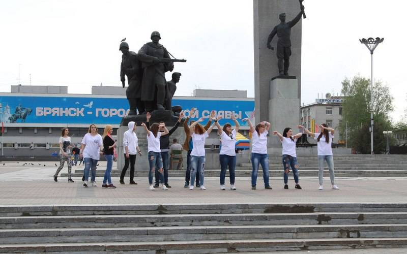Брянские студенты провели на площади Партизан музыкальную зарядку