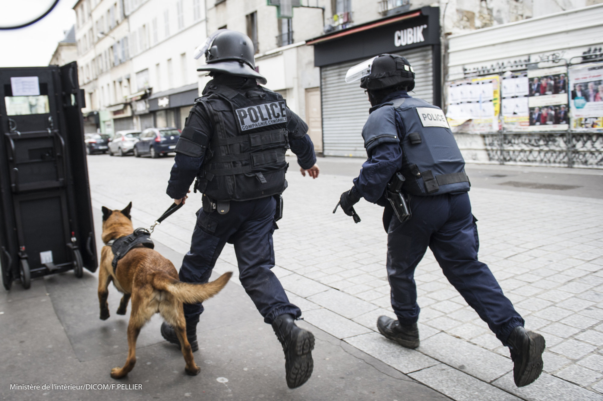 В Париже началась «битва при Аустерлице»: в полицию летят огнетушители