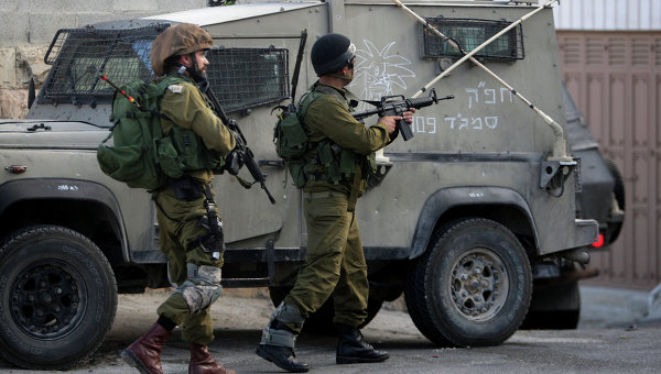 Палестинец ранил трех израильских солдат, сбив их на машине