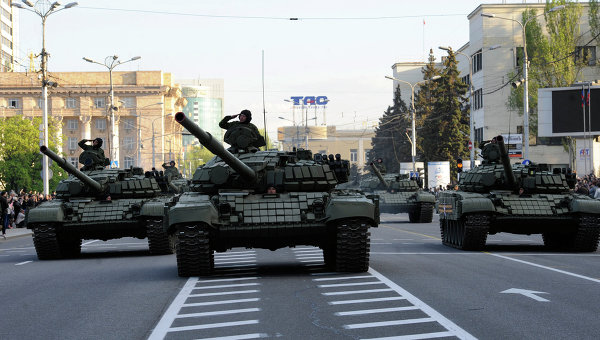 Песков: никто не может рекомендовать отменить парад Победы в Донецке