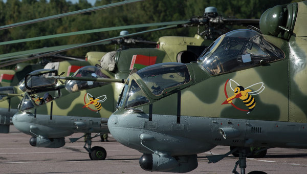 Вертолет ВС Белоруссии завалился на бок при посадке в Гомельской области