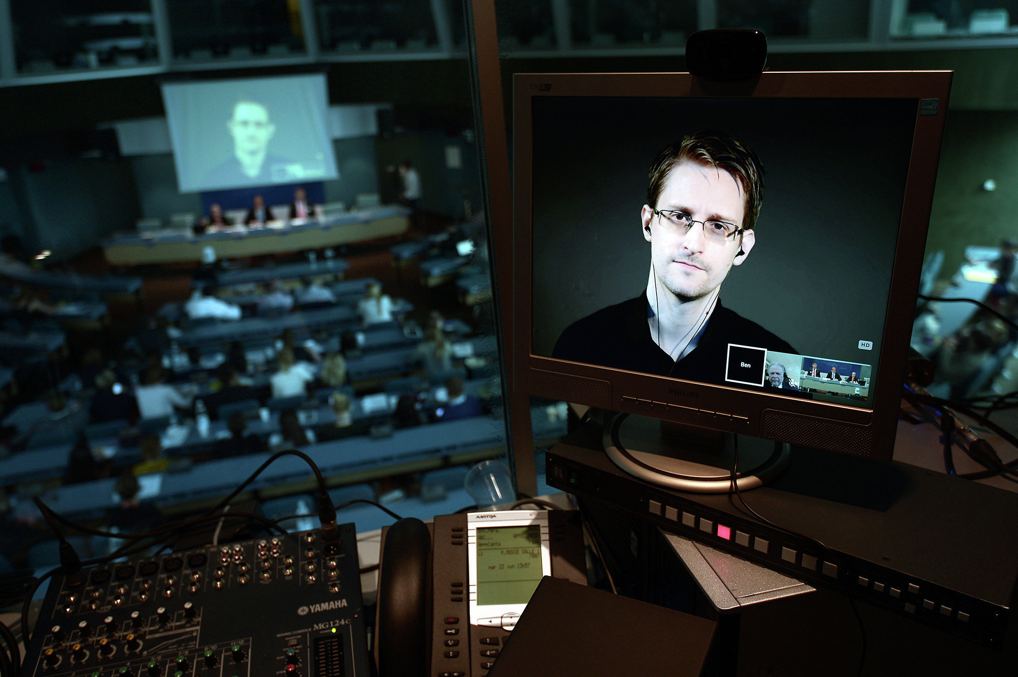 Сноуден: массовая слежка в интернете не действует