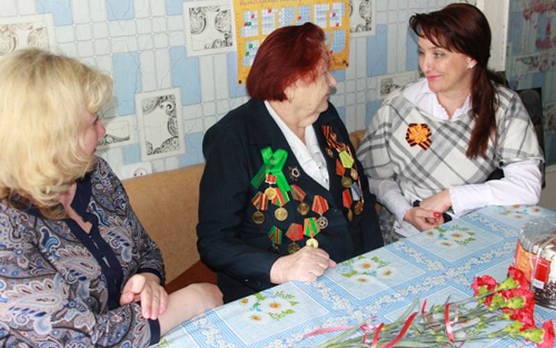 В Брянске с Днем Победы поздравили женщин-ветеранов