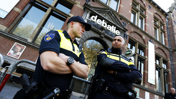Полиция в Роттердаме эвакуировала поезд из-за бесхозных чемоданов