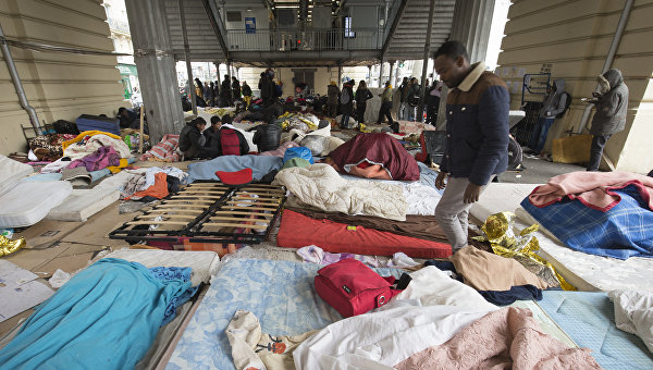 В Париже полиция проводит эвакуацию лагеря мигрантов