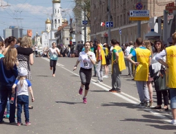 По центру Брянска в легкоатлетической эстафете пробежали 1,5 тысячи человек