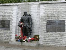 В Таллине российские дипломаты возложили цветы к "Бронзовому солдату"