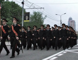 В Донецке на параде в День Победы присутствуют десятки тысяч человек