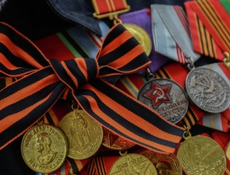 В Мариуполе пенсионеров с георгиевскими лентами  9 мая забросали яйцами