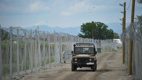 Полиция Македонии нашла почти 70 мигрантов в грузовике по дороге в Сербию
