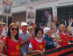 Брянцы прошли в многотысячном «Бессмертном полку» от площади Ленина до Кургана