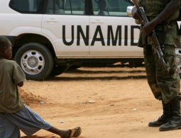 ЮНАМИД: в Дарфуре при нападении на лагерь беженцев погибло двое детей