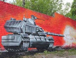 В Брянске на заборе завода «Дормаш» в честь Дня Победы появился танк