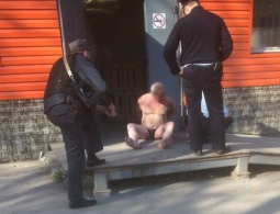 В Брянске мужчина без одежды разгромил магазин