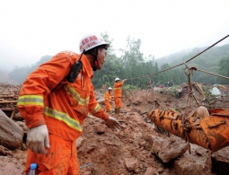 Китайские спасатели направились в район землетрясения в Тибете