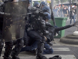 Продюсера RT Ruptly ранили в голову во время акции протеста в Париже