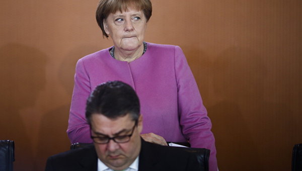 Вице-канцлер ФРГ считает, что Меркель развернула курс миграционной политики