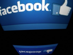 Двенадцать редакторов подбирают новости для пользователей Facebook