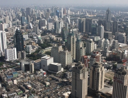 Король Таиланда все еще страдает отеком легкого