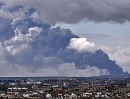 Эвакуированные из-за пожара на свалке под Мадридом возвращаются домой
