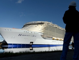 Самый большой в мире круизный лайнер отправился из Франции в плавание