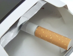 На пачках сигарет появится слово "яд"