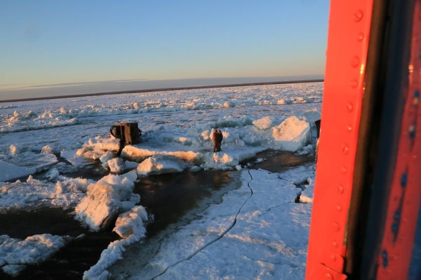 В Якутии спасли экипаж перевернувшегося во время ледохода катера