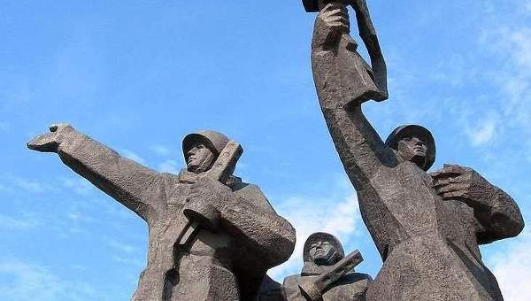 СМИ: памятник Освободителям Риги вновь предложили снести