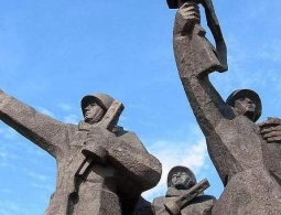 СМИ: памятник Освободителям Риги вновь предложили снести