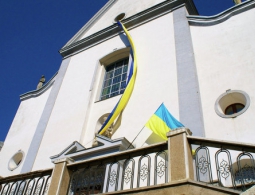 На Украине главу района бросили в мусорный бак и облили зеленкой