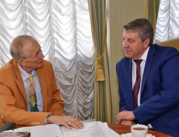 Поэт Евгений Евтушенко поговорил с&nbsp;брянским губернатором о&nbsp;политике, литературе и&nbsp;культуре