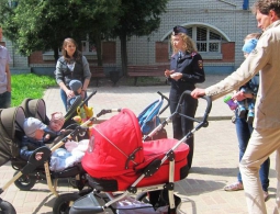 Брянским мамам и папам напомнили о правилах дорожного движения