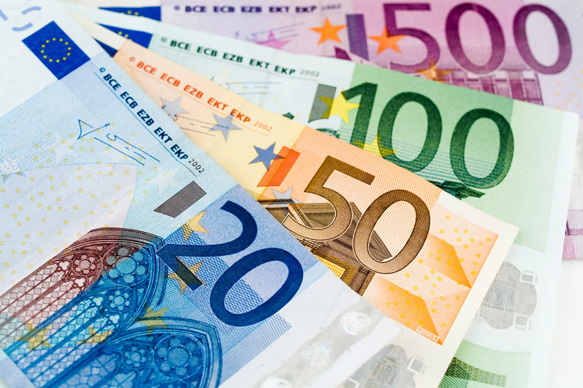 Центробанк России опустил курс евро до 73 рублей