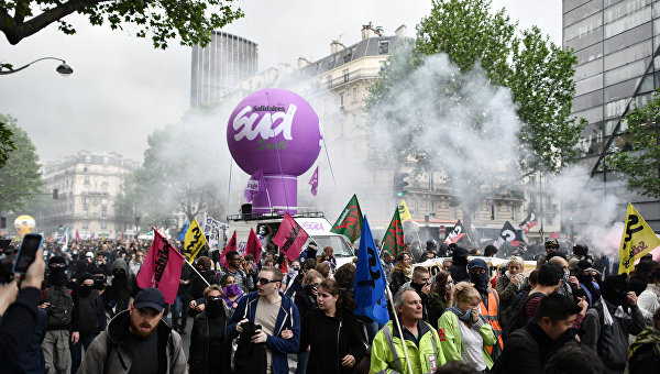 Тысячи французов вновь протестуют против реформы труда