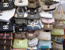 На мини-рынке в Фокинском районе нашли сомнительные сумки от Chanel
