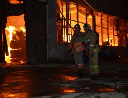 В Екатеринбурге локализовали сильнейший пожар на складе