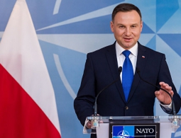 Президент Польши выступил против "холодной войны" НАТО и России