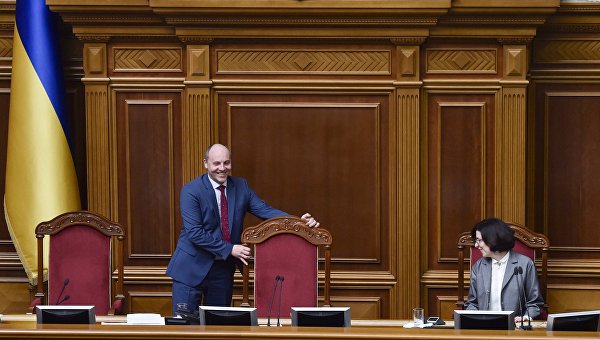 Парубий  досрочно закрыл заседание Рады из-за отсутствия депутатов в зале