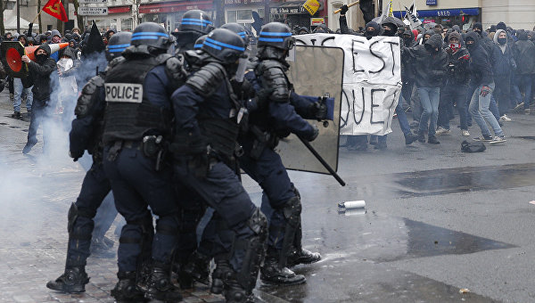 Протестуя против демонстрантов, полицейские Франции сами вышли на улицы