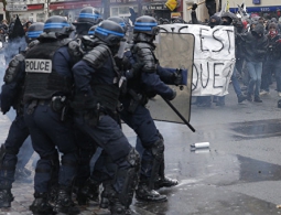Протестуя против демонстрантов, полицейские Франции сами вышли на улицы