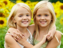 Ученые рассказали, почему близнецы живут дольше обычных людей