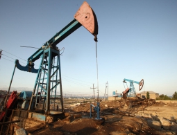 Цена на нефть приблизилась к 50 долларам за баррель