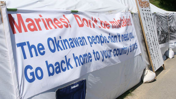 Жители Окинавы протестуют перед базой США Кадэна в связи с убийством японки