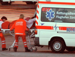 На железнодорожном переезде в Швейцарии поезд столкнулся с автобусом